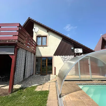 Hébergement de vacances Parizovce With Swimming Pool And Mountain Views